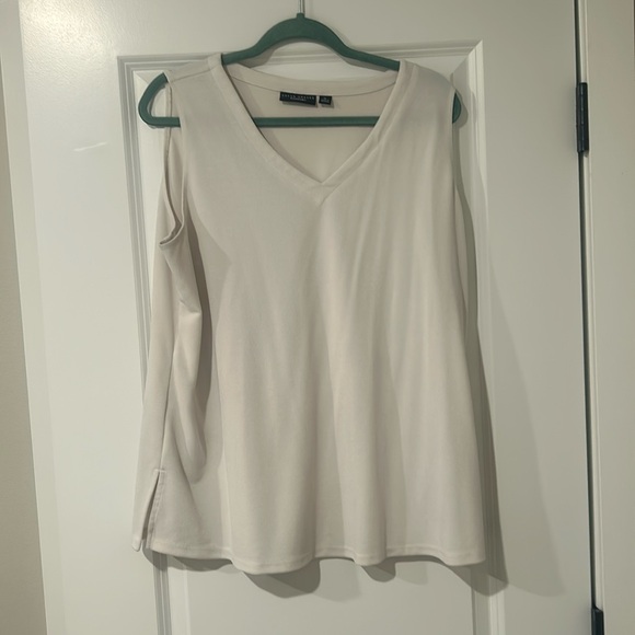 White Susan Graver Passport top - Picture 1 of 2